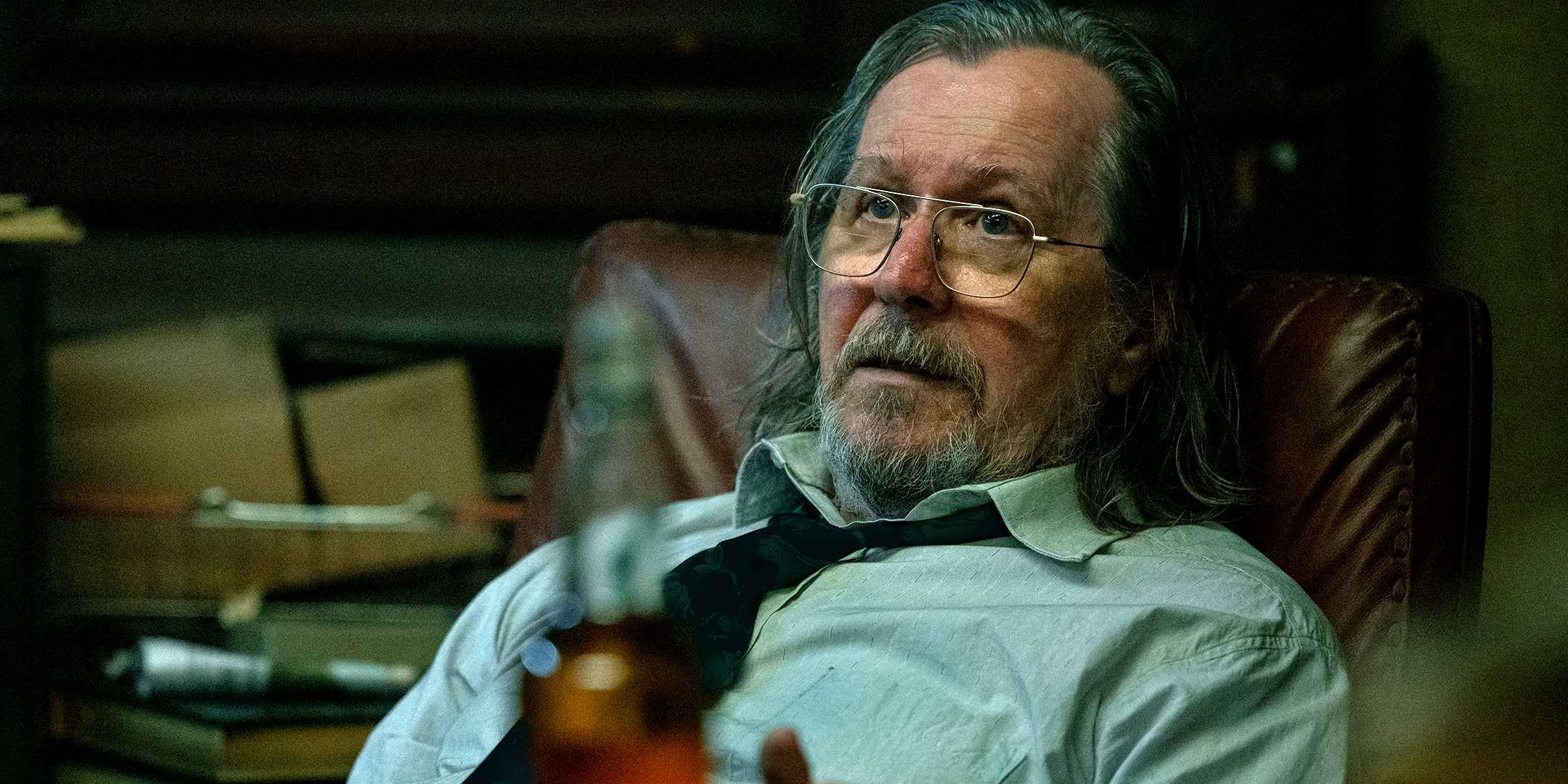 Джексон Лэмб, сыгранный Гари Олдманом, выглядит обеспокоенным, сидя в кресле в 5-м сезоне сериала Slow Horses