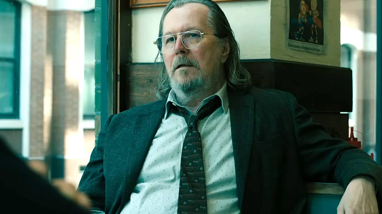 Гэри Олдмен в роли "Ламба" выглядит расстроенным, сидя в кафе в 5 сезоне "Медведи"
