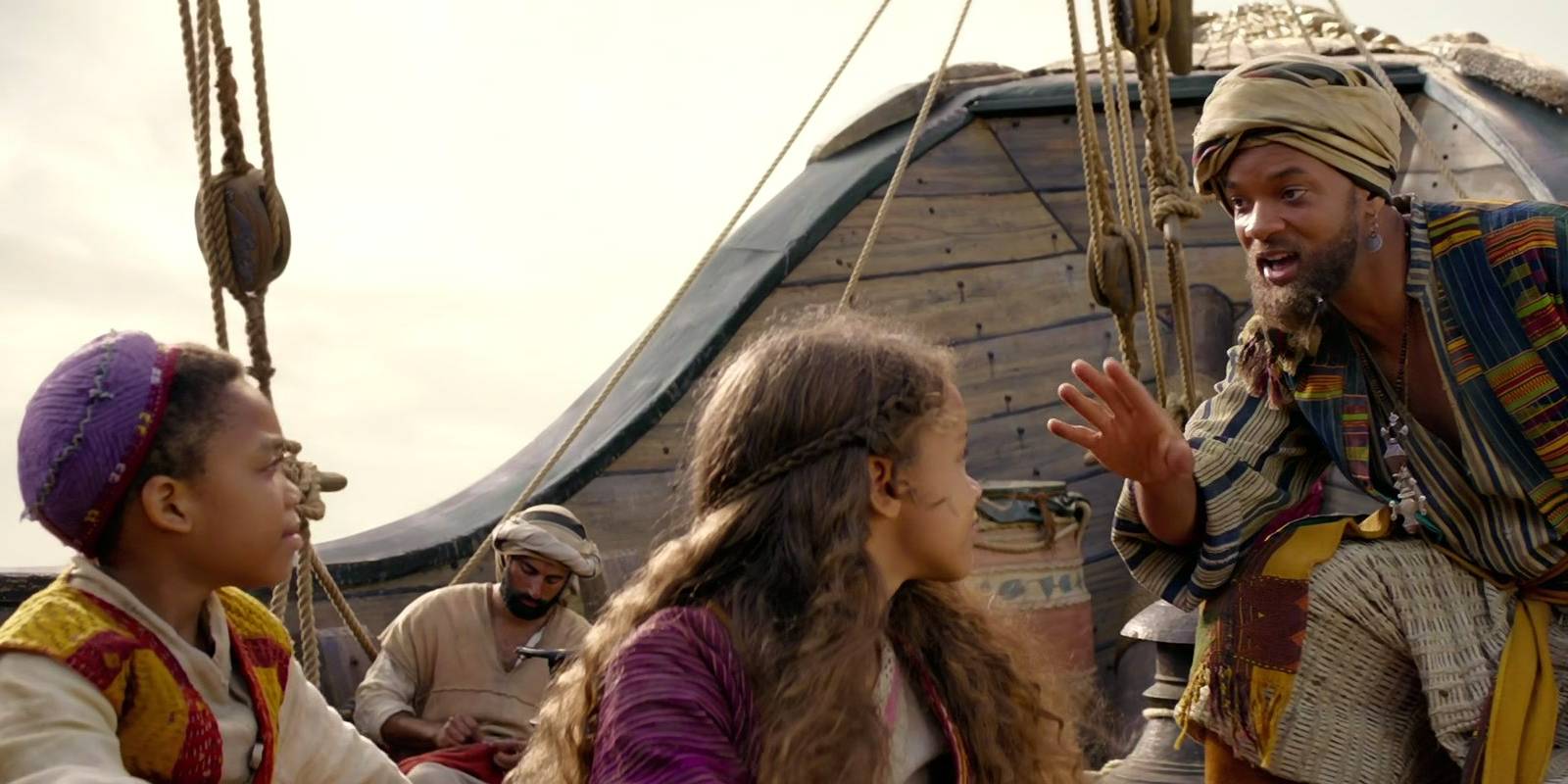 Джин рассказывает детям историю в начале фильма "Аладдин" 2019