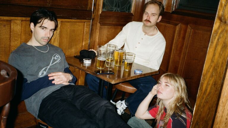 Girl Scout выпустили зажигательную новую песню «Operator» — слушайте прямо сейчас