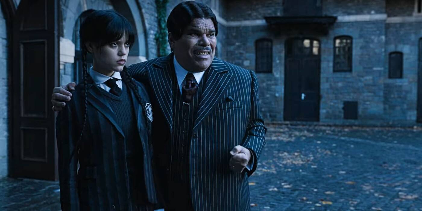 Гомес и Ведна Аддам стоят рядом в "Wednesday"