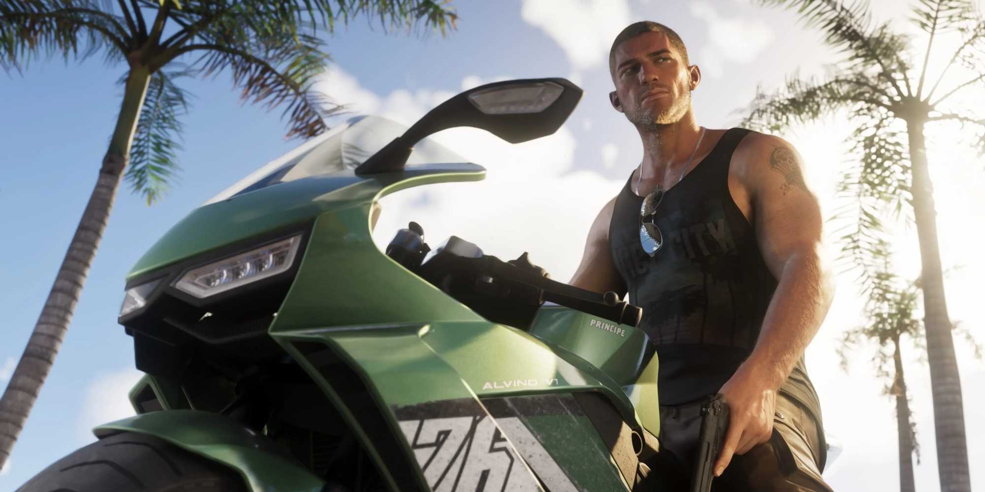 Джейсон Дувал сидит на своем зеленом мотоцикле под пальмами в GTA 6, держа в руках оружие.