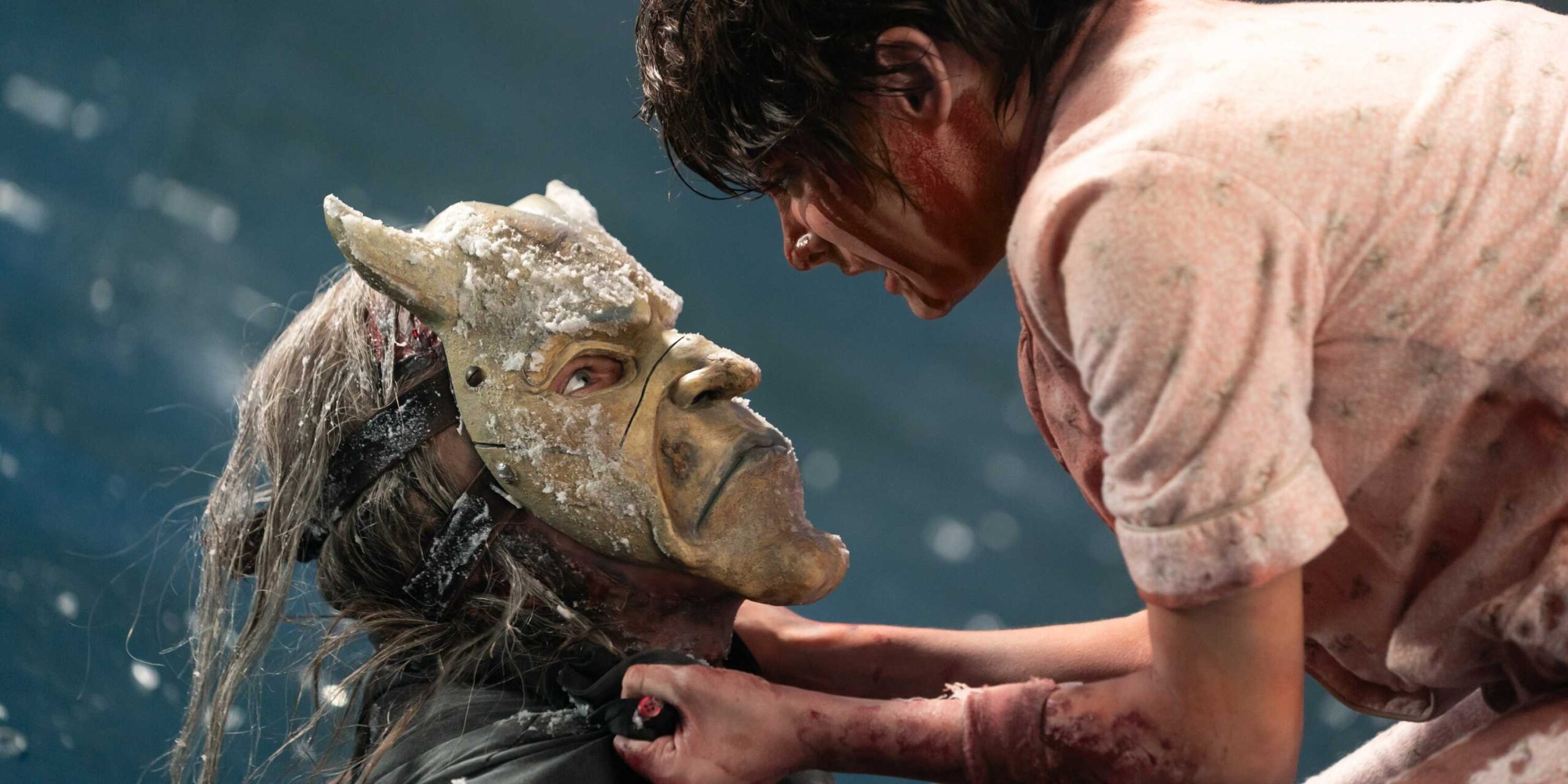 Гвен держит "Grabber" за воротник, а его укоризненное лицо смотрит на нее в Black Phone 2