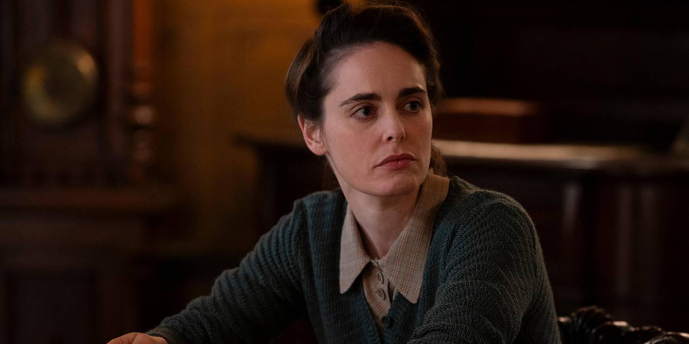 Хадас Ярон в роли Милы, едящей и выглядящей обеспокоенной в сериале "We Were The Lucky Ones"