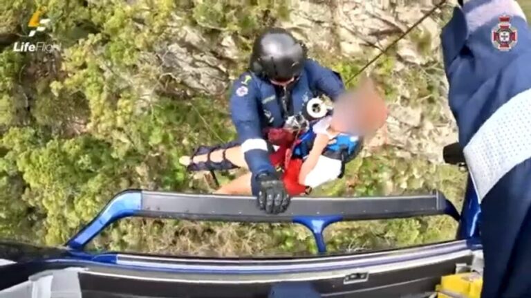 Спасательный вертолет эвакуировал пострадавшего туриста с гор в Австралии