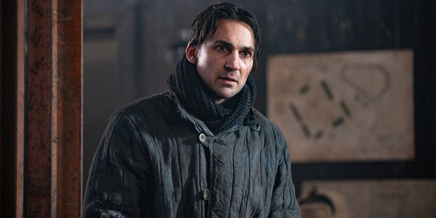 Генри Ллойд-Хьюз в роли Генка, умоляюще смотрящий в *We Were The Lucky Ones*