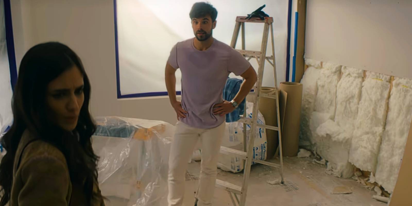 Картер стоит в гостевом доме в фильме "Holiday in the Vineyards".