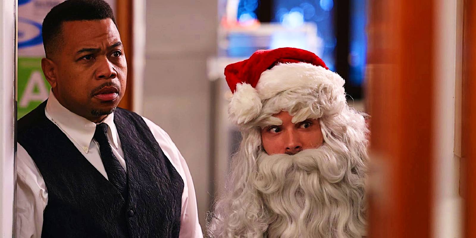 Мoe одет как официант, а Картер – как Санта в "Отпуске в виноградниках".