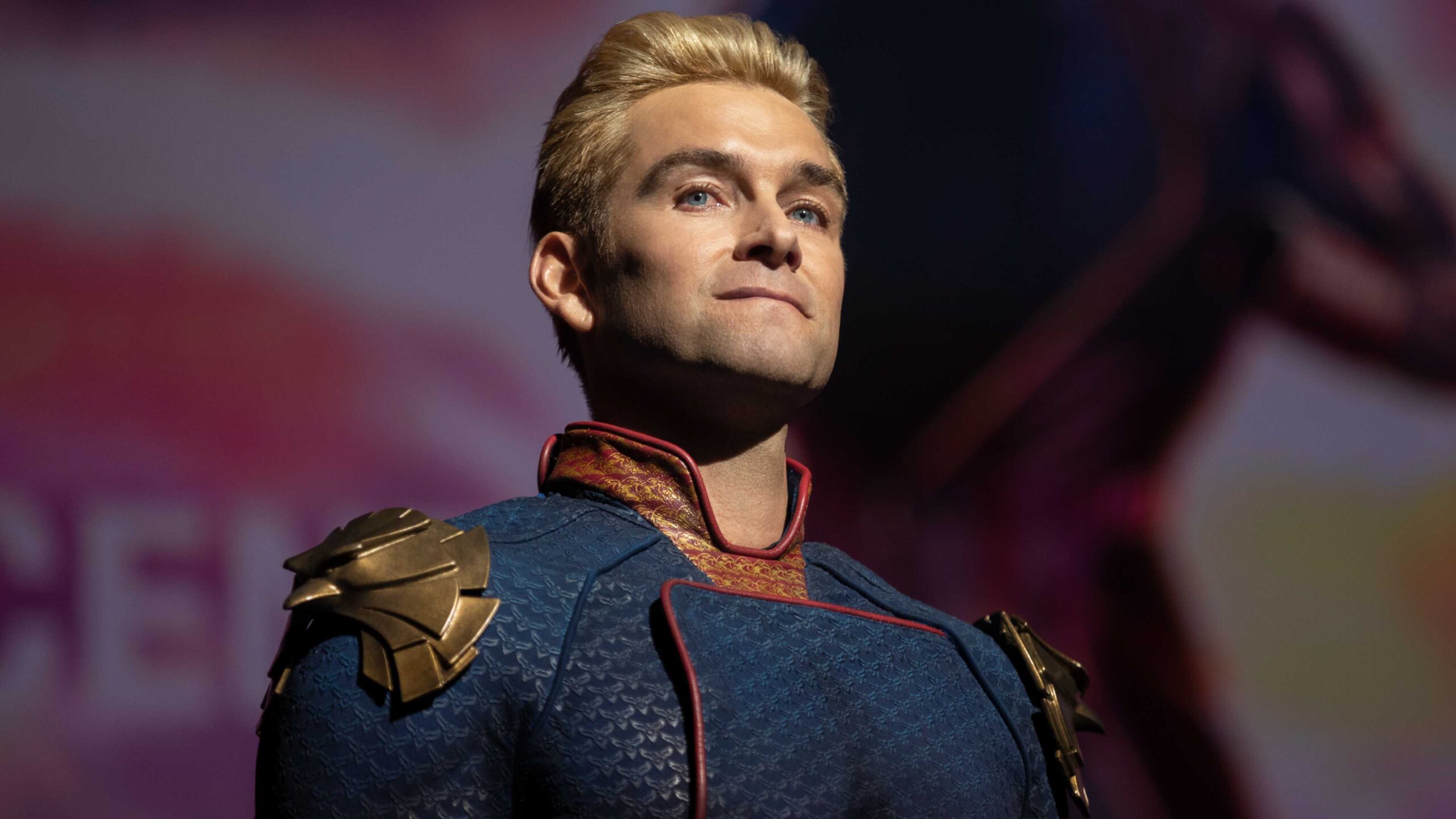 Хоумлендер смотрит в толпу с пустым выражением лица в The Boys