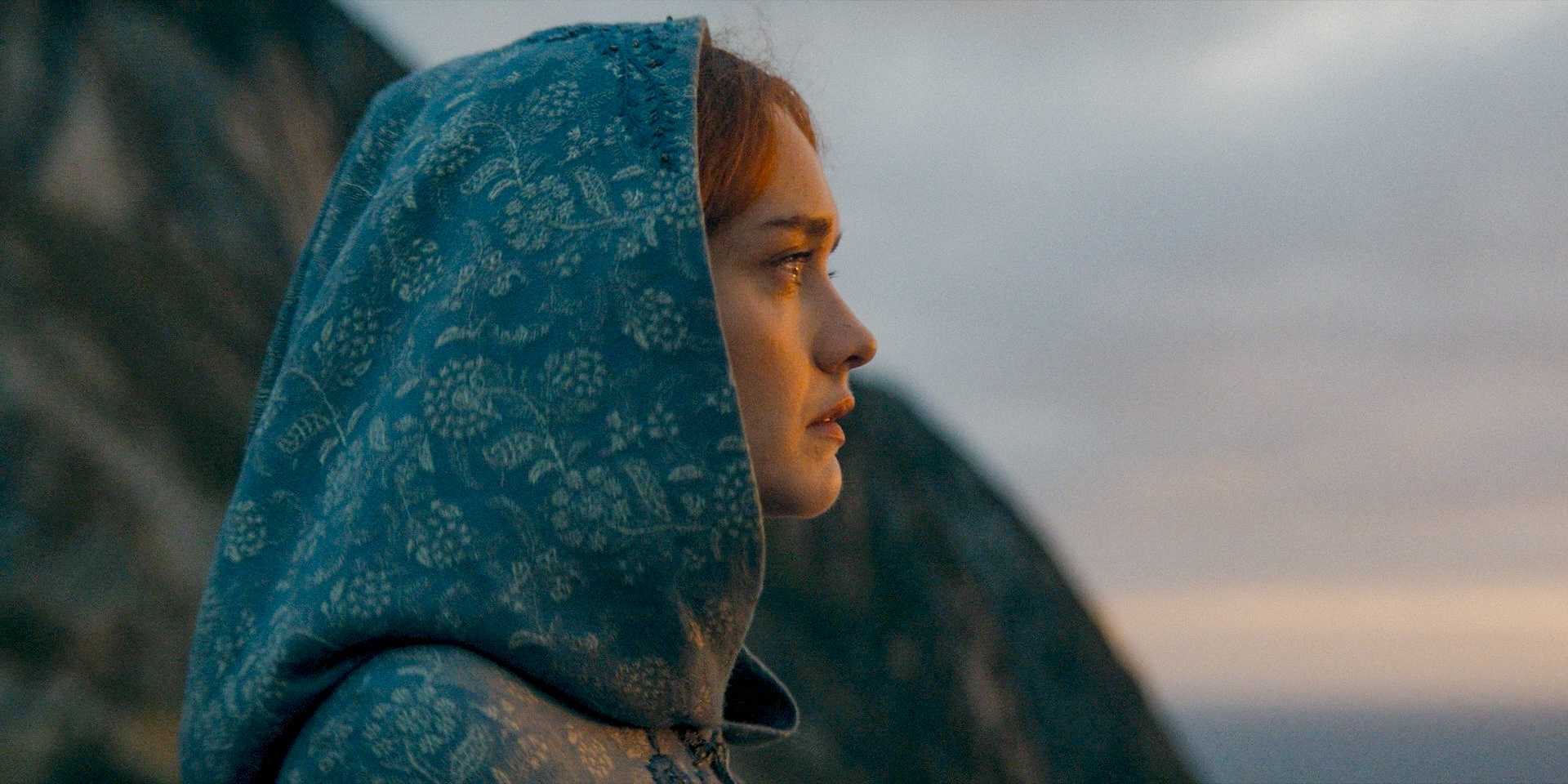 Оливия Кол в роли Алисенты, вид с профиля, задумчиво смотрящая в 8-й эпизоде 2 сезона сериала "Дом дракона"