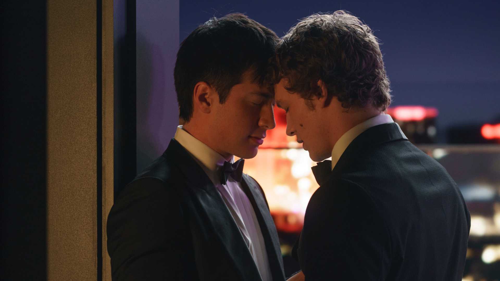 Хьюдон Уильямс в роли Шейна Холладера и Коннор Стори в роли Ильи Григорьевича Розанова касаются друг друга в *«Напряженные отношения»