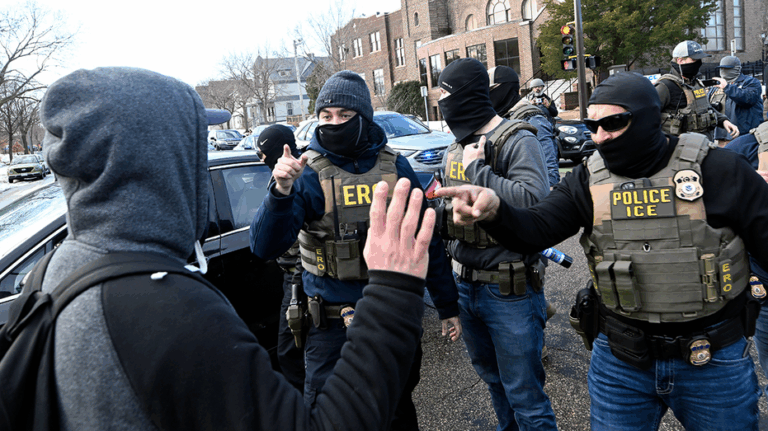 Рост напряженности из-за отказа штатов сотрудничать с ICE вызывает волну протестов и ухудшение ситуации с безопасностью