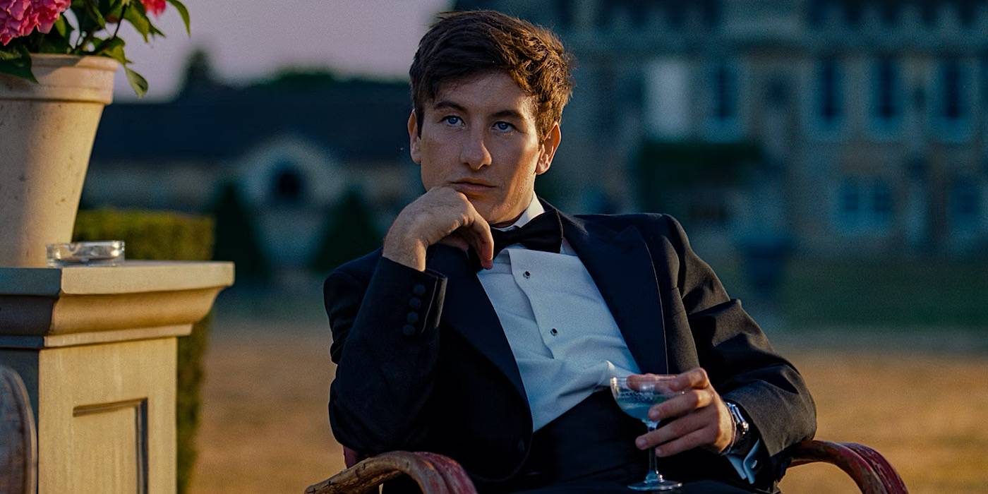 Оливер сидит и держит напиток, за ним видны поместье в "Saltburn".