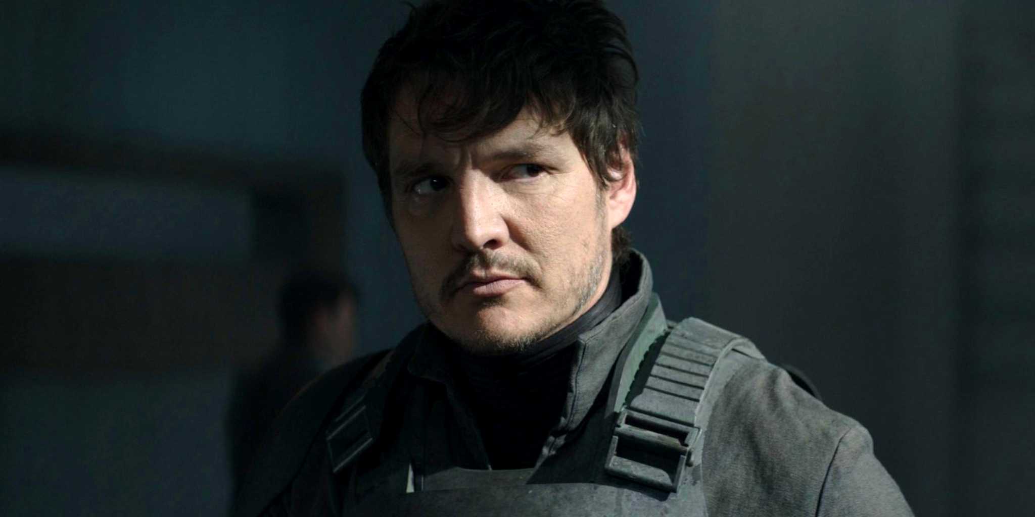 Шлем Дина Джарина, снятый Педро Паскаля, в имперской столовой на Мораке