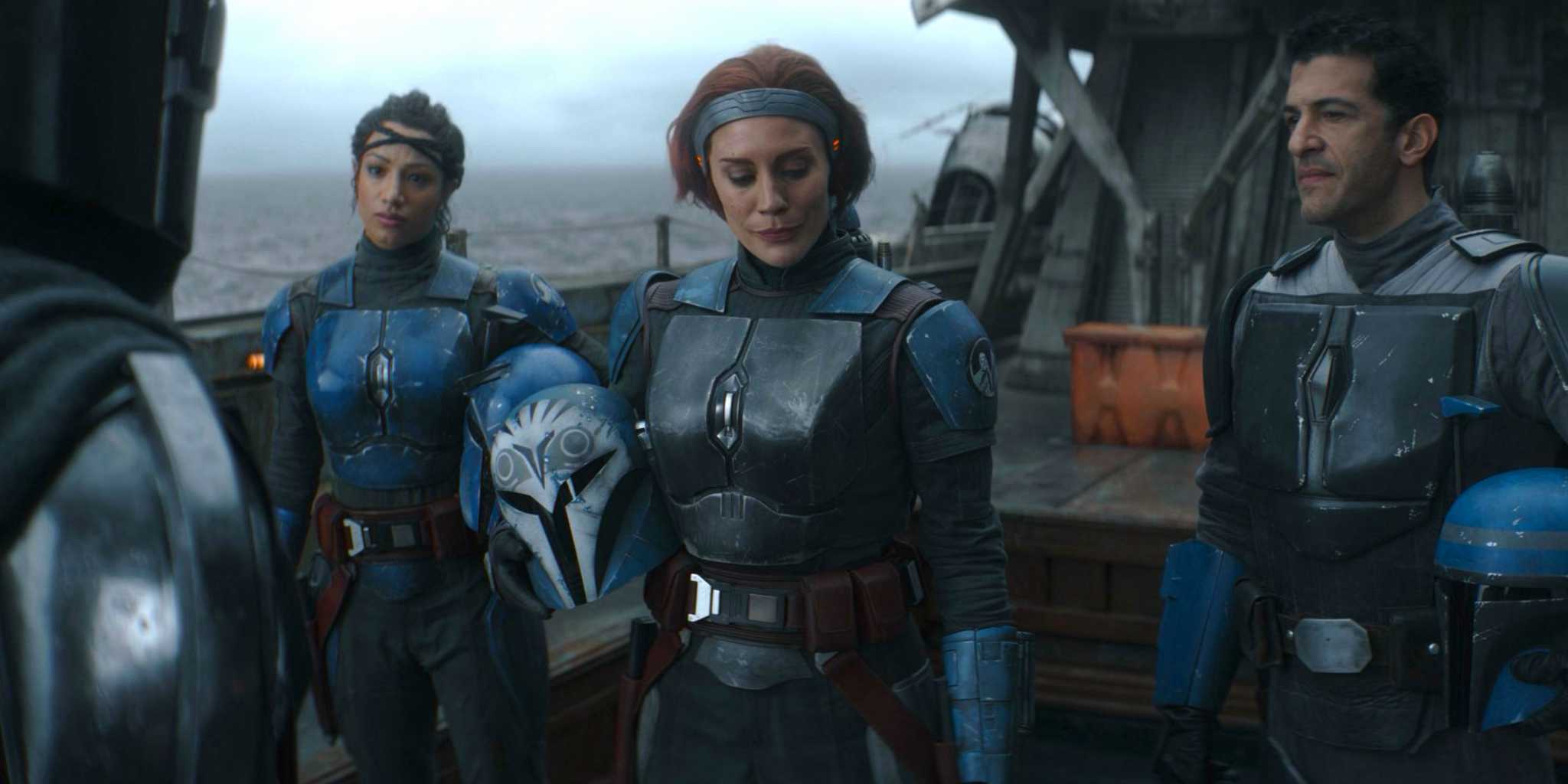 Бо-Катан Крейз, Коска Ривз и Экс Вов реагируют на Дин Джарина на Траске в 2 сезоне сериала "Мандалорец", 3 эпизод