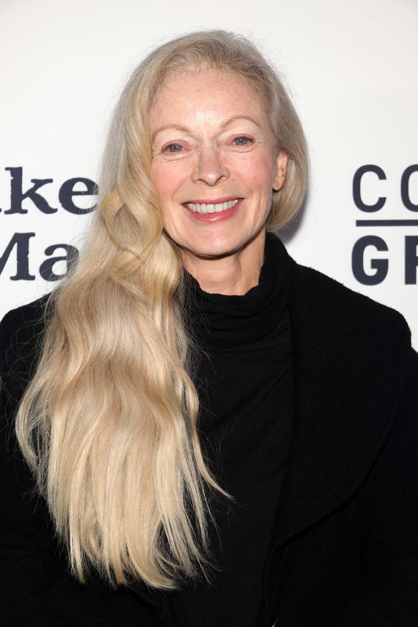 Фото Frances Fisher во время специальной премьеры фильма 'Common Ground' в Лос-Анджелесе