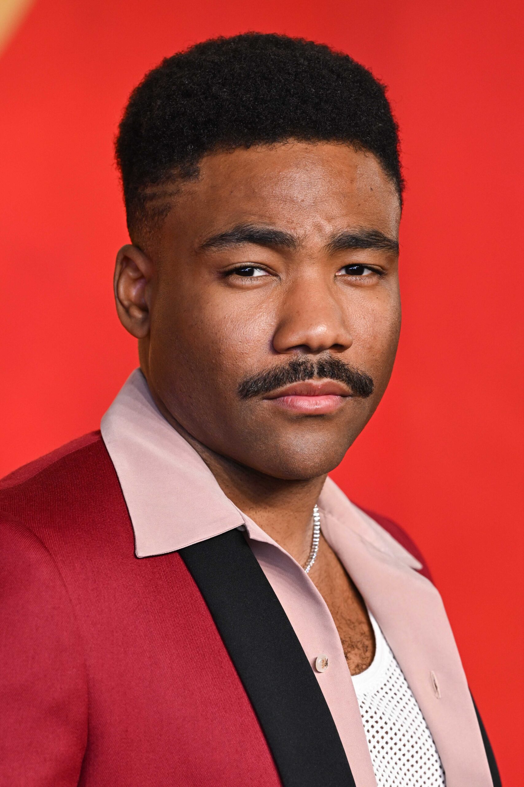 Фото Дональда Гловера на вечеринке Vanity Fair на 96-м церемониальном бале Академии