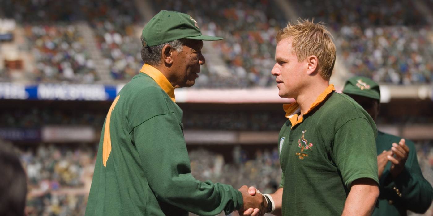 Мэтт Деймон и Морган Фриман пожимают руки в фильме «Инвиктус»