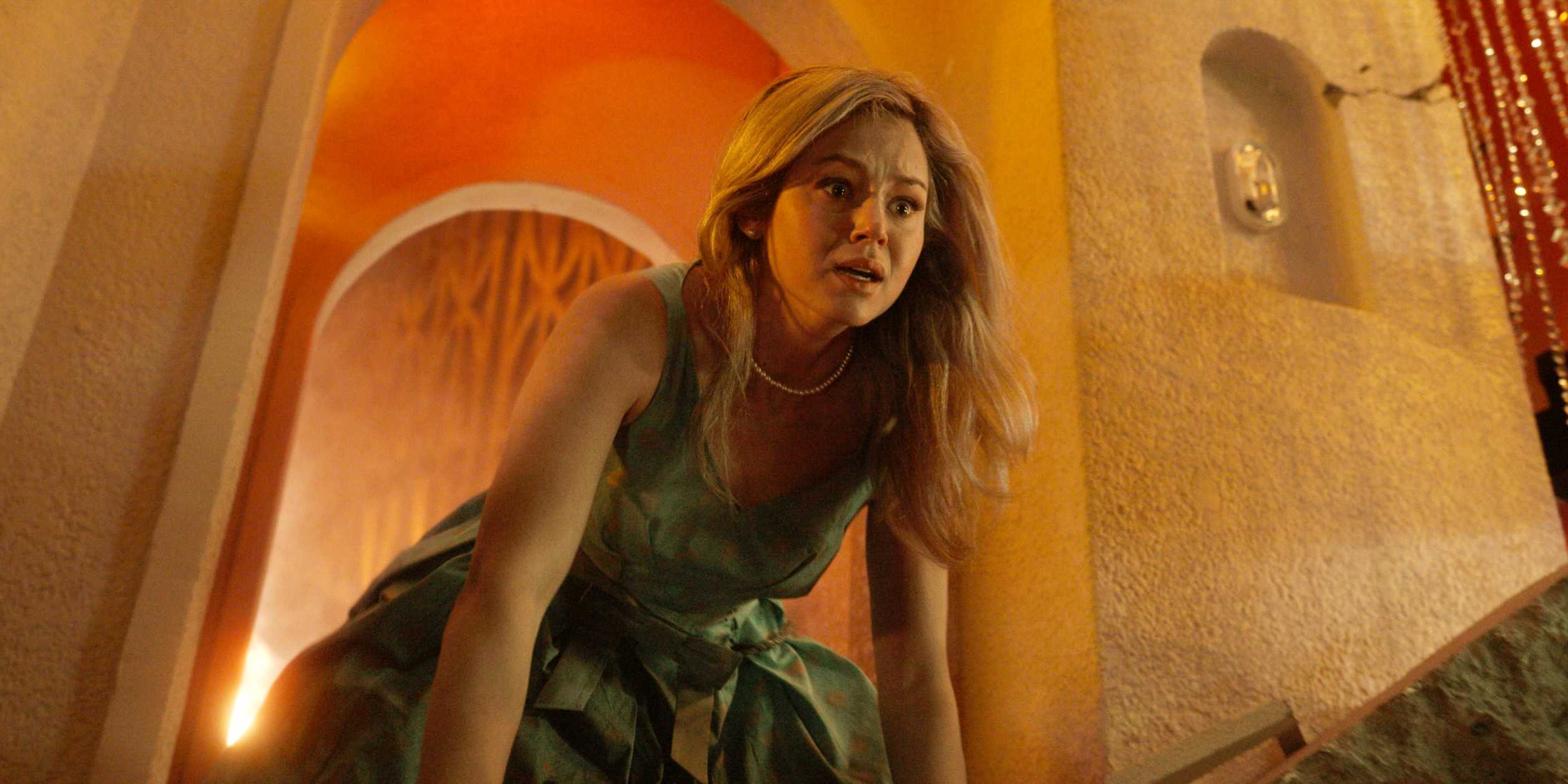 Ирис на коленях, в ужасе глядя на что-то в ресторане Skyview в Final Destination: Bloodlines