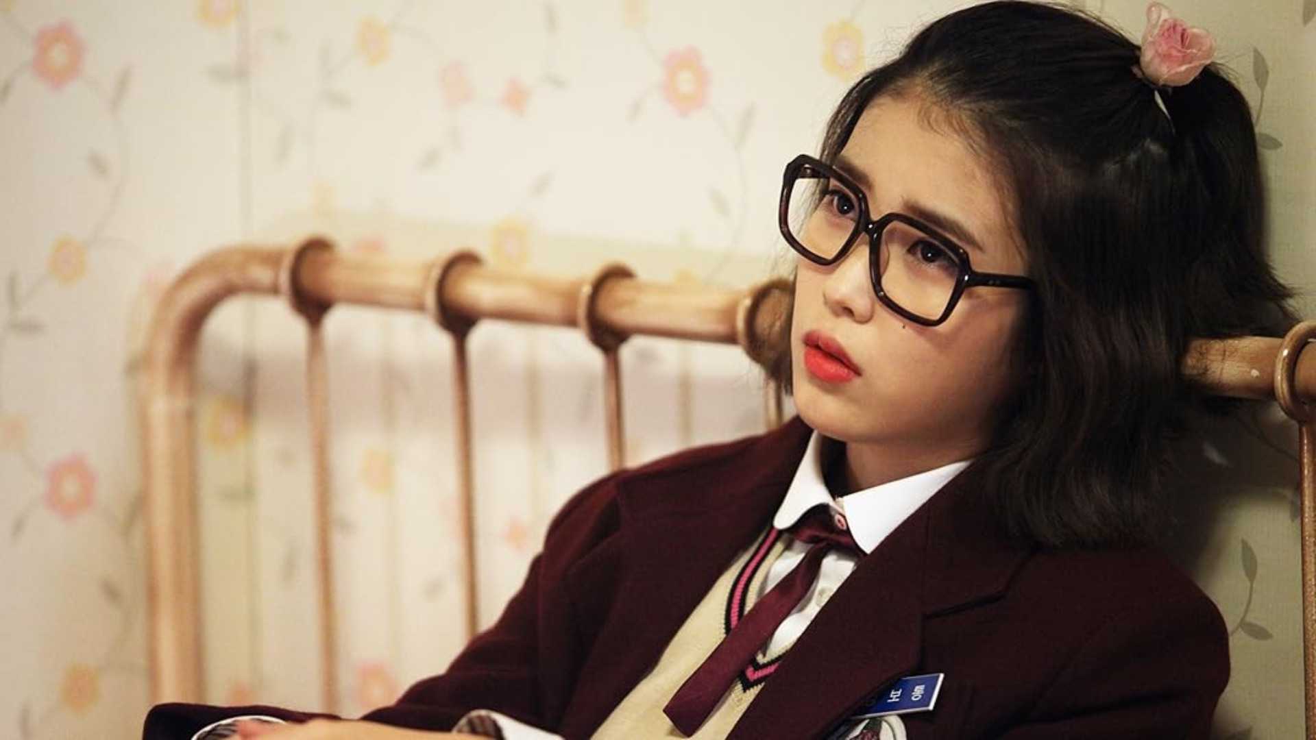 Подросток, сидящий в кровати с грустным выражением лица в Bel Ami.