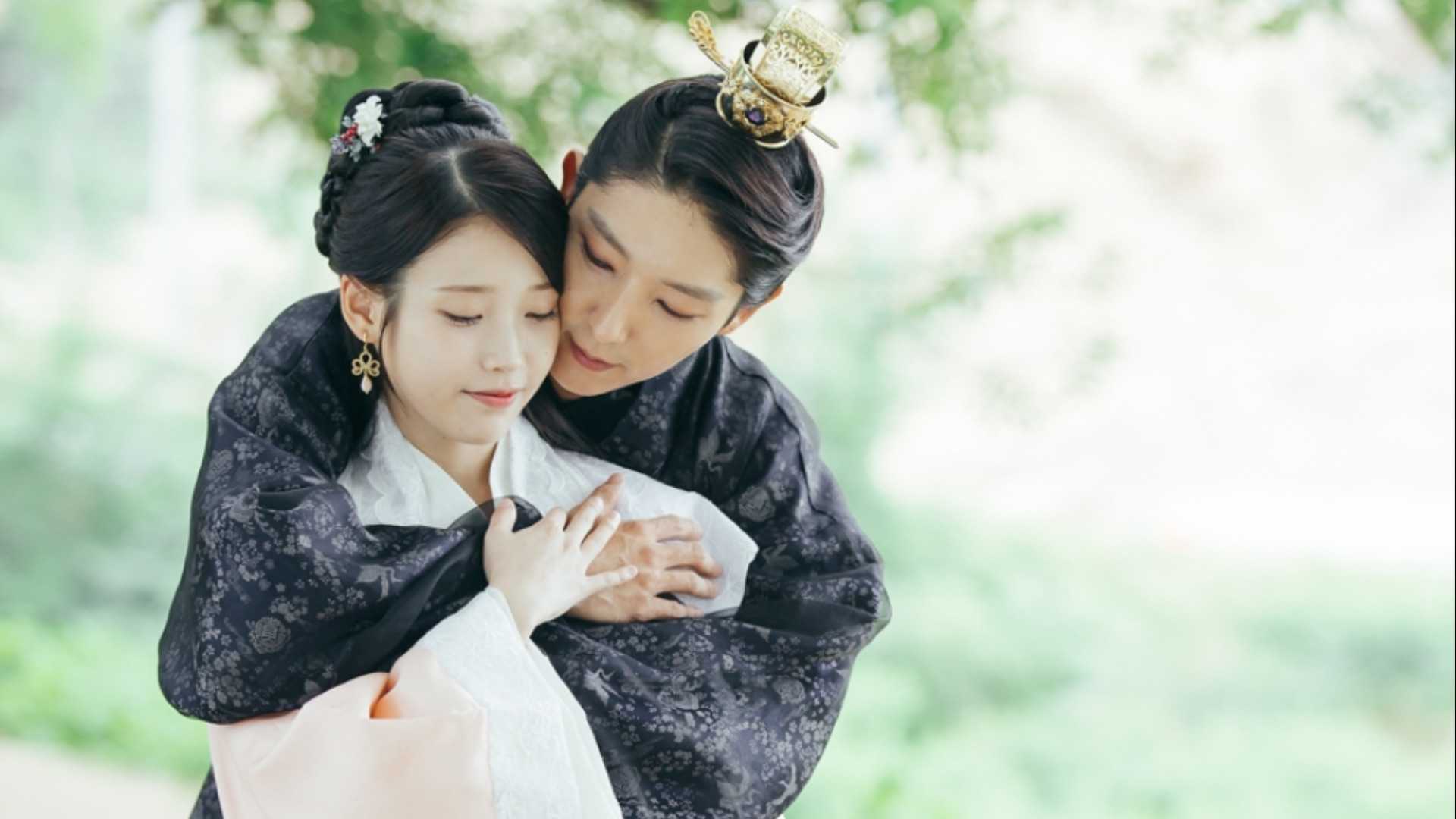 Муж в одежде эпохи Горео обнимает женщину сзади в Moon Lovers: Scarlet Heart Ryeo.