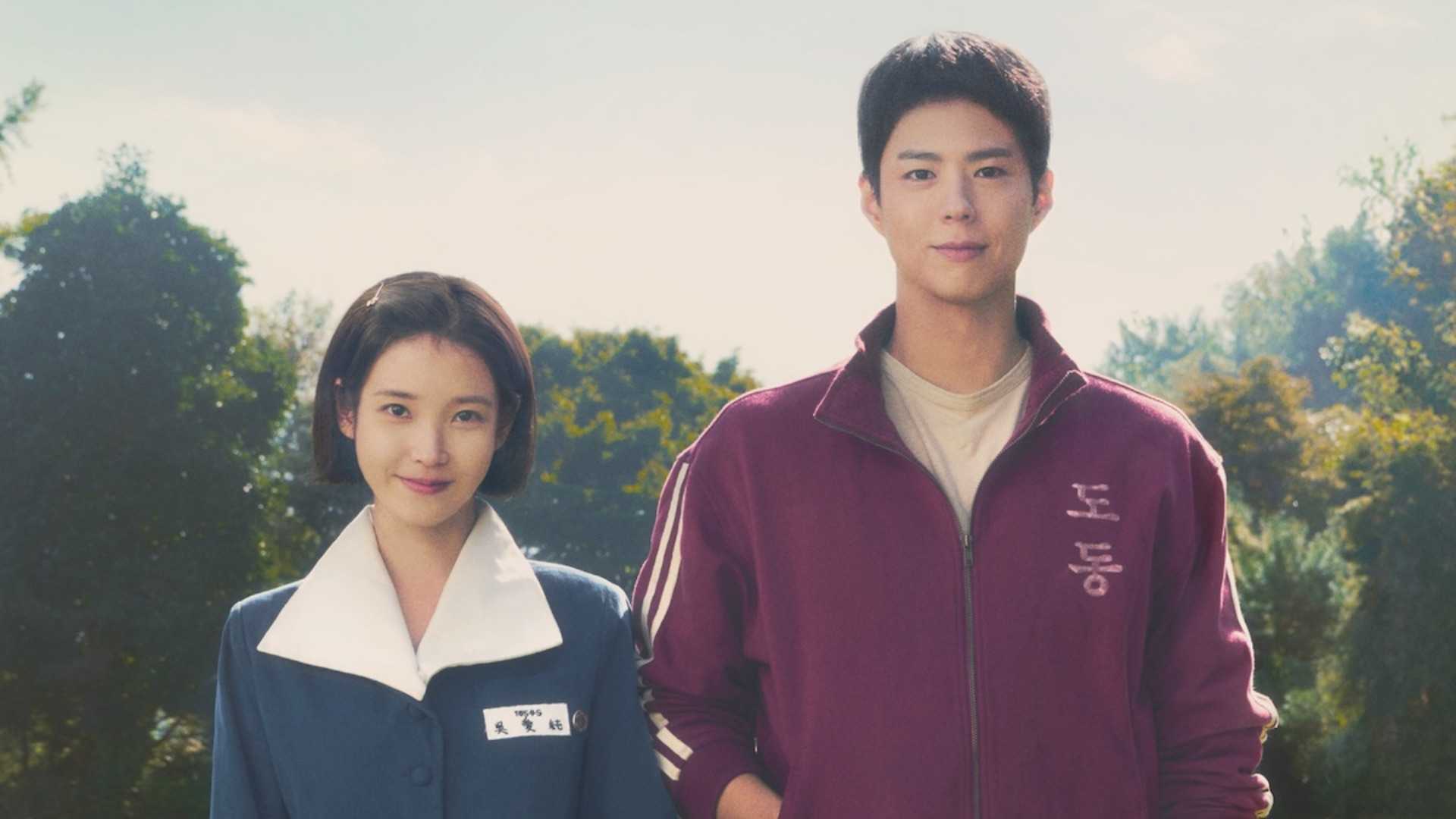 Мужчина в спортивной одежде и женщина в униформе 1960-х годов улыбаются в When Life Gives You Tangerines.