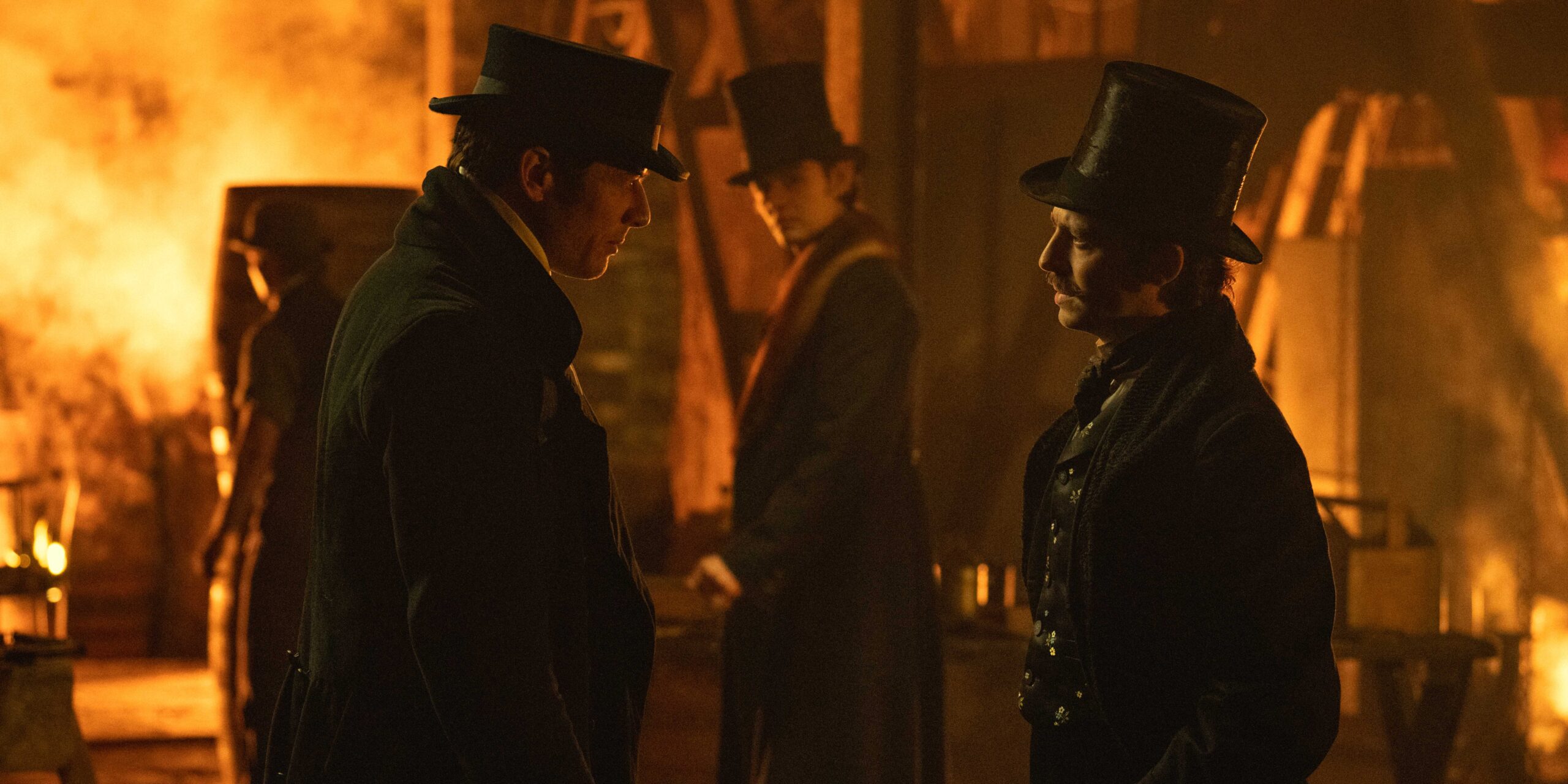 Джеймс, Нортон и Антони Бойл разговаривают с Луисом Партриджем, стоящим позади них из House of Guinness