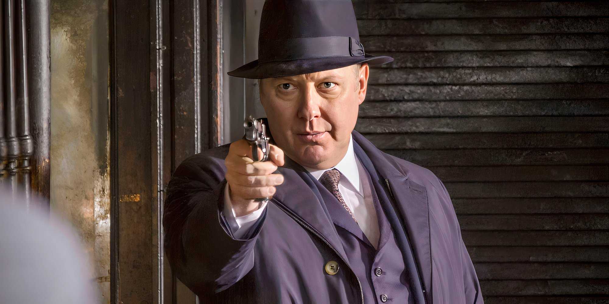 Джеймс Спадер как Ред Риддингтон, указывающий на оружие в "The Blacklist"