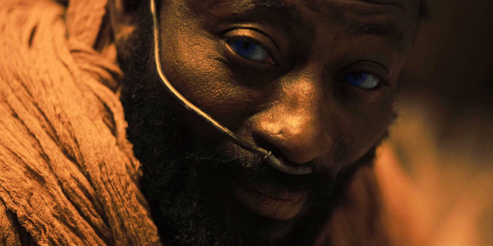 Джамис крупным планом разговаривает с Полом во видении в "Дюне" (2021)