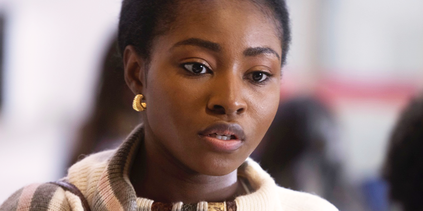 Джейми Лоусон, смотрящая вниз в "The First Lady"