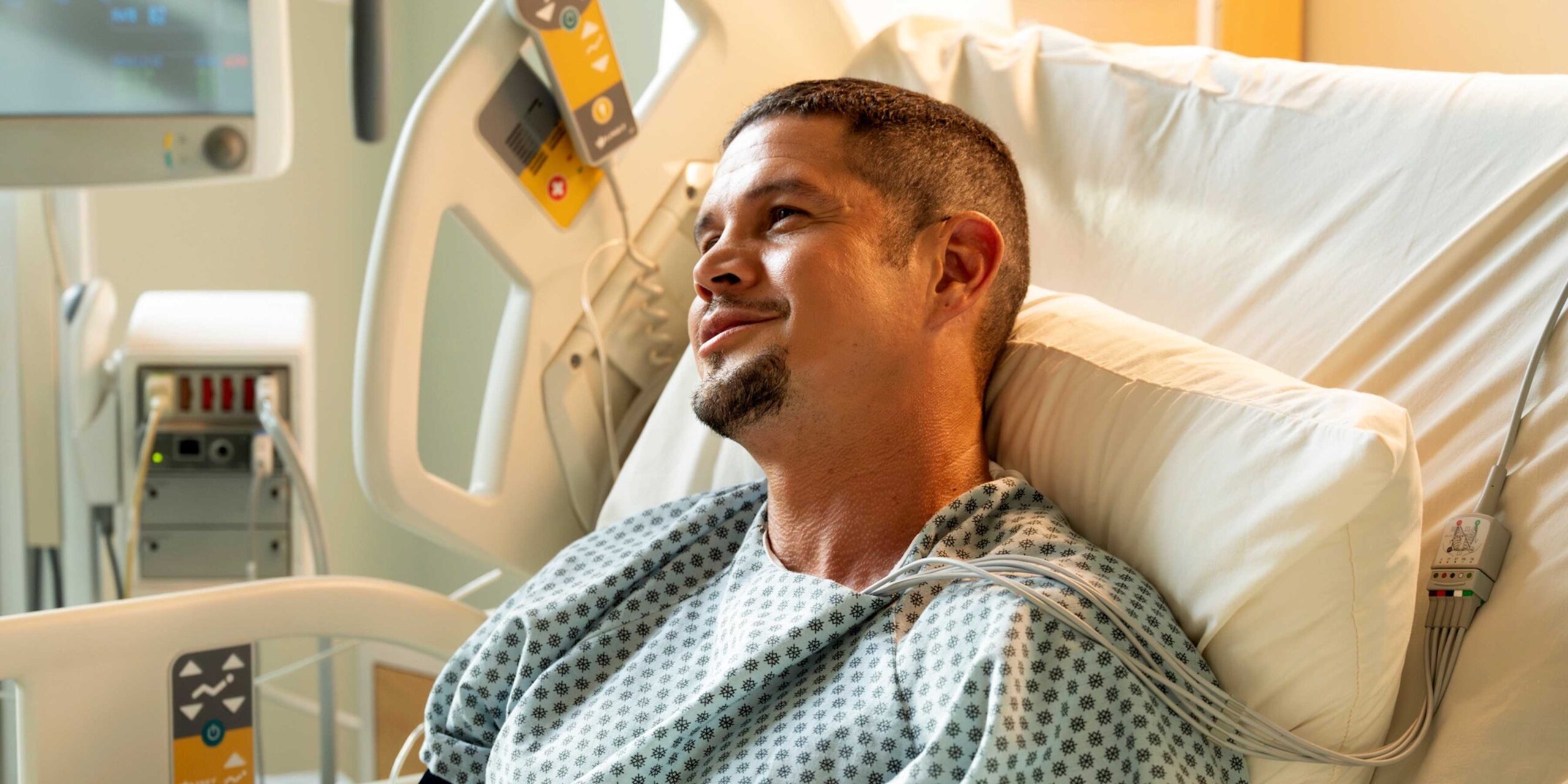 JD Pardo в больничной кровати в роли Тома в эпизоде 7 "Один из нас" сериала High Potential