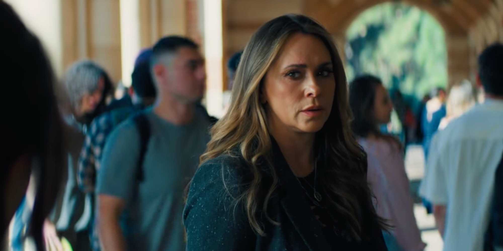 Дженнифер Лов Хьюитт в фильме "I Know What You Did Last Summer", выглядящая удивленно