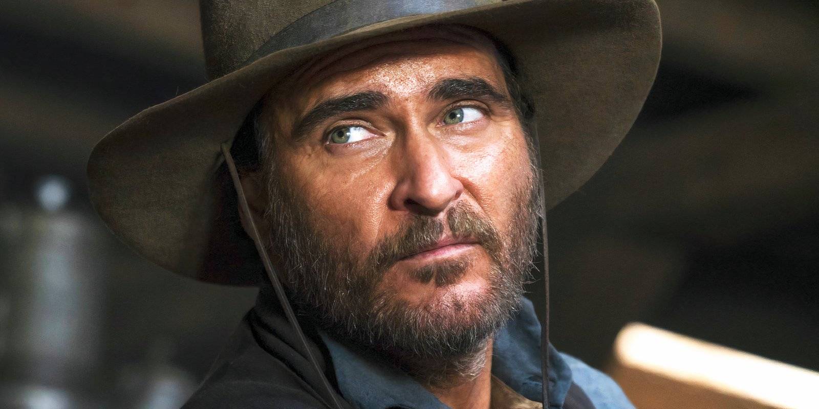 Хоакин Филлипс смотрит в сторону в фильме "The Sisters Brothers"