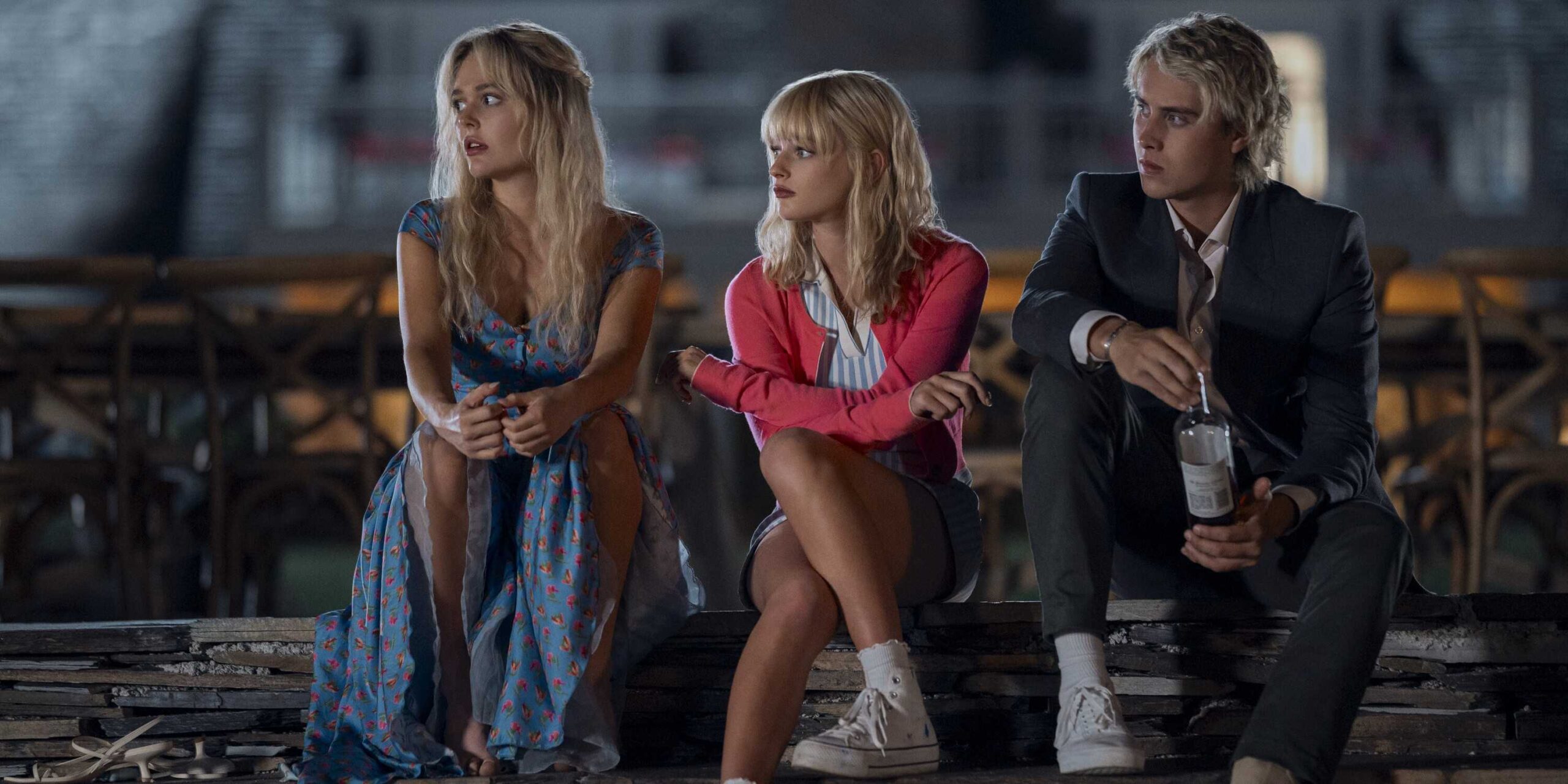 Джонни, Кэден и Миррен сидят на лестнице в сериале "Мы были лжецами" от Prime Video