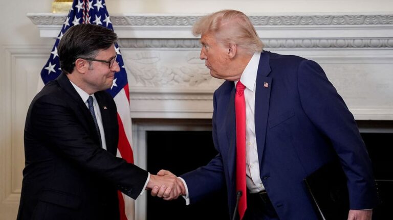 Майк Джонсон поддержал Трампа после переговоров о компромиссном бюджете и предупреждений о возможном частичном закрытии правительства