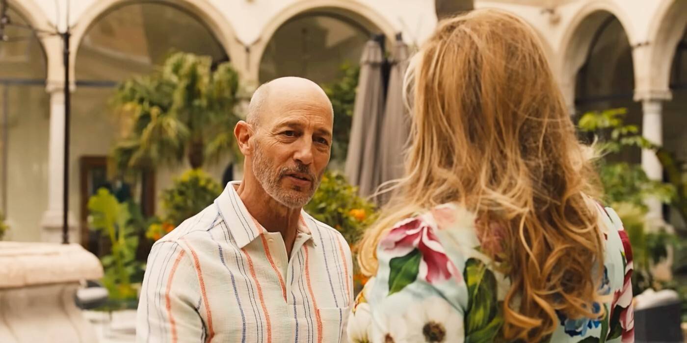 Грег (Джон Грис) в Италии в *The White Lotus*