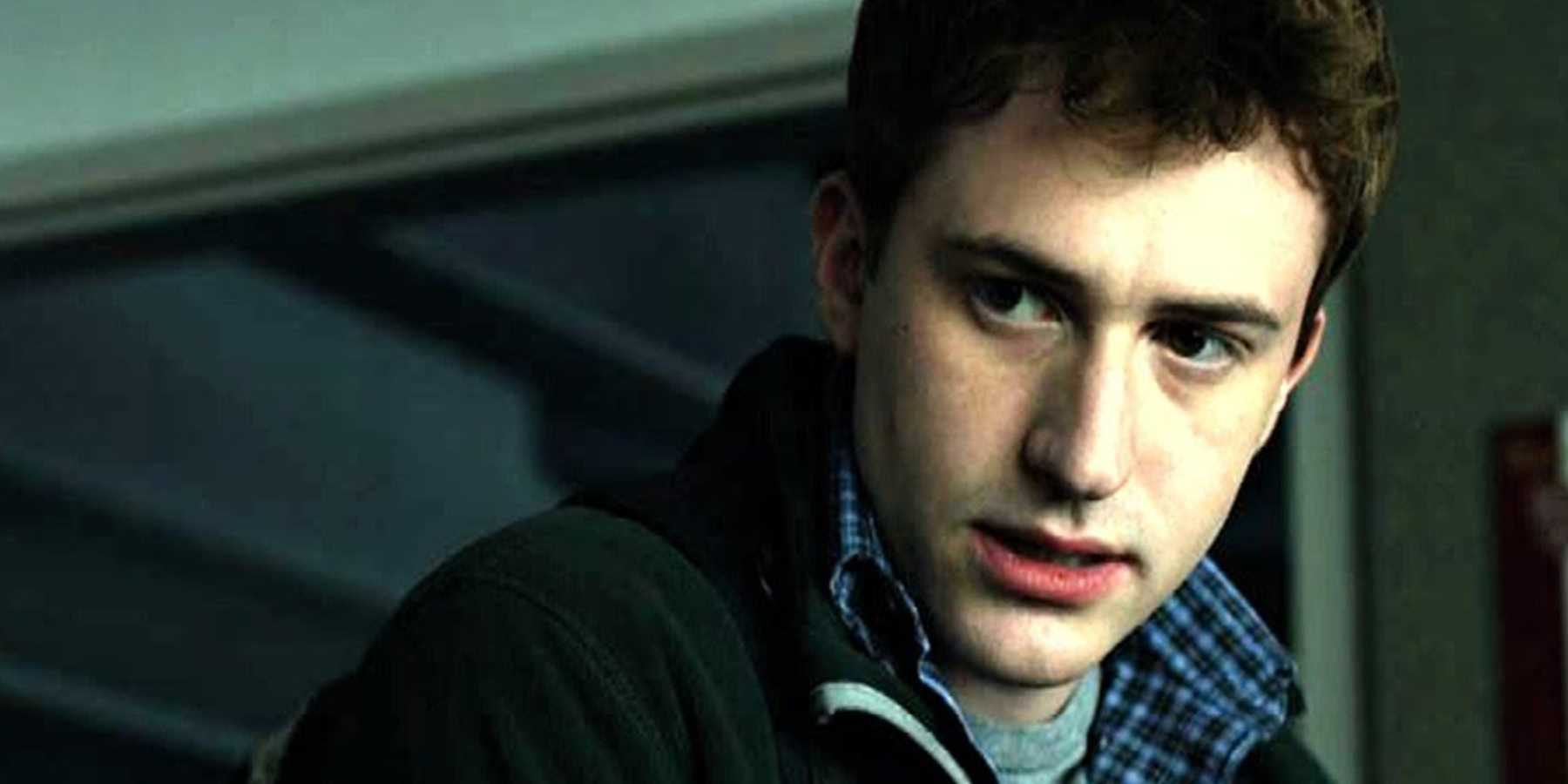 Джозеф Мазелло в фильме "The Social Network", серьезно смотрит