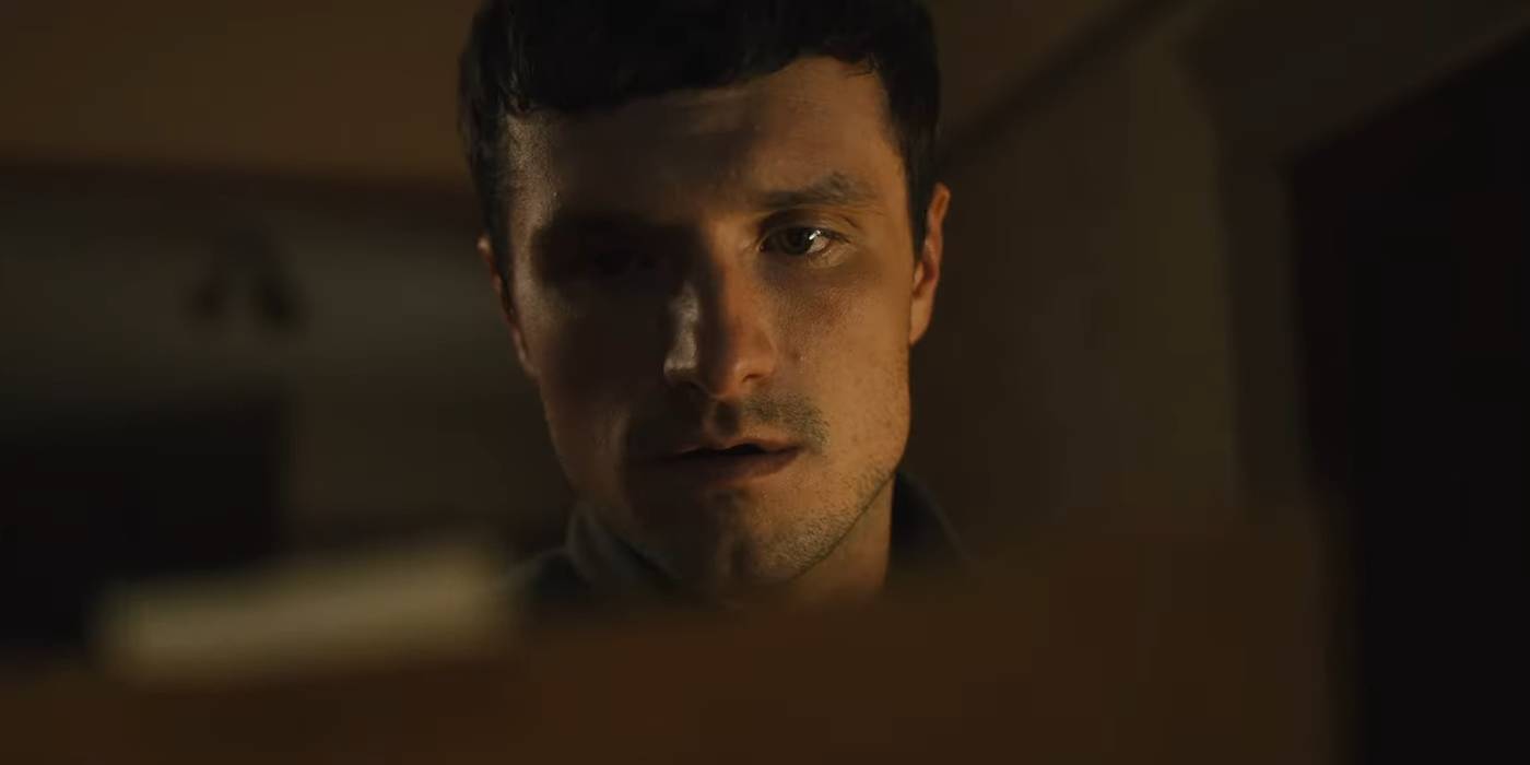 Джош Хатчерсон в роли Майка, выглядящий встревоженным, когда читает записку в Five Nights at Freddy's 2