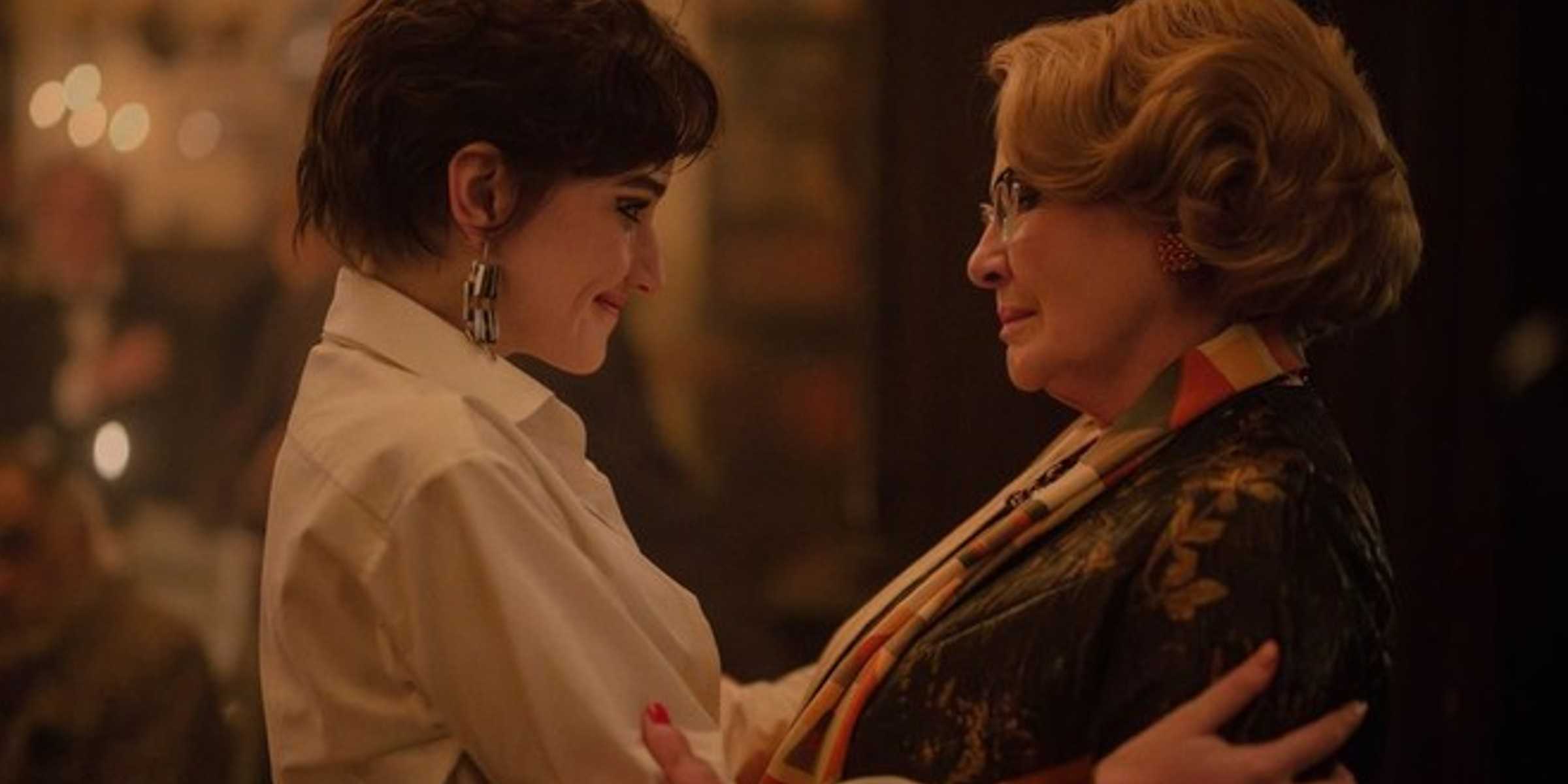 Джулия Гарнер и Диан Вист держатся за руки в Apartment 7A