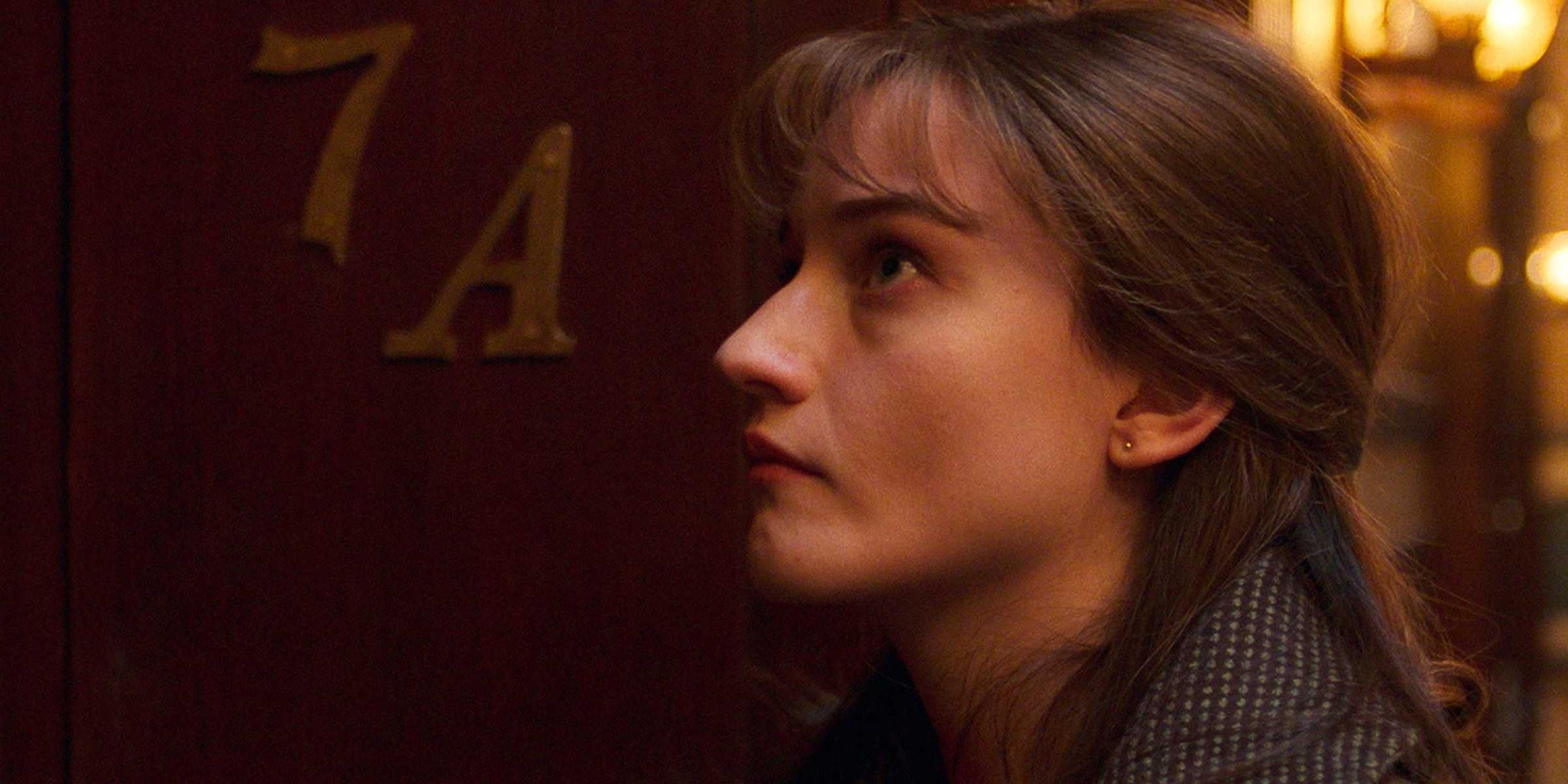 Джулия Гарнер в роли Терей у двери своей квартиры в Apartment 7A