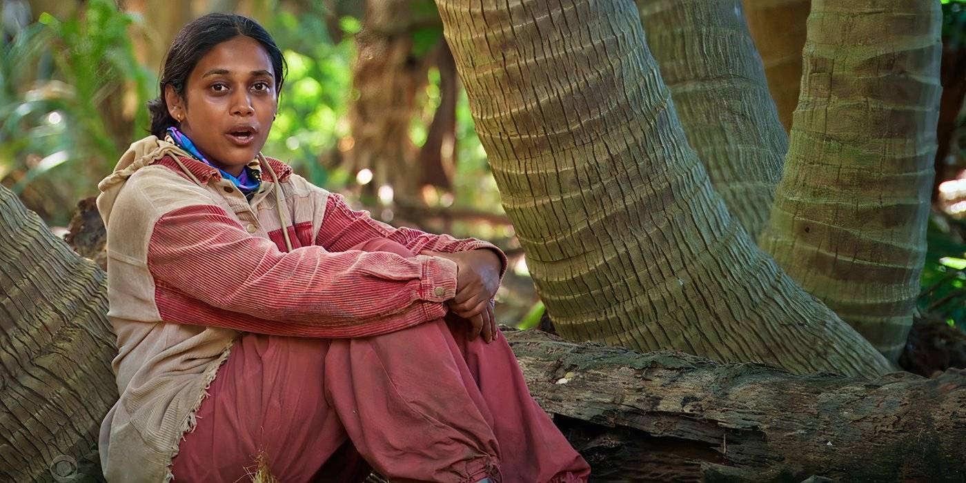 Камила Картигесу, участница "Выживших", в красном во время исповеди