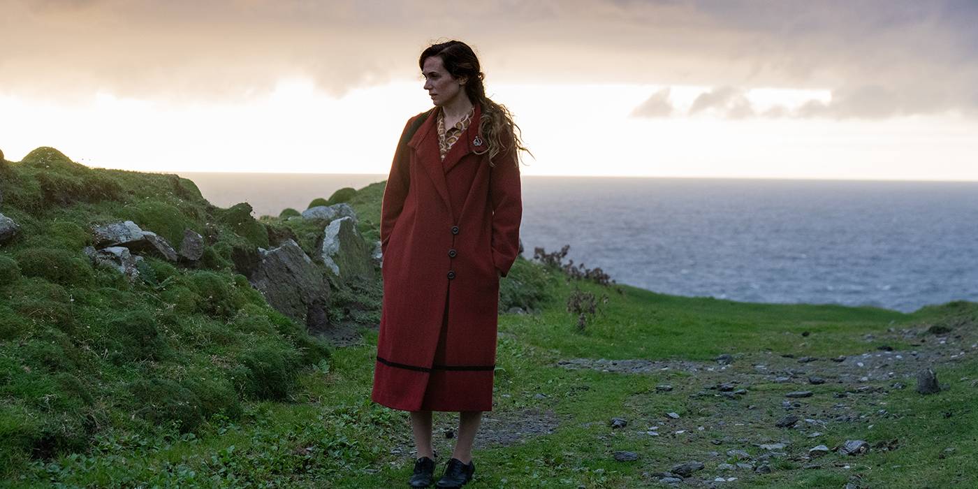 Керри Кондон стоит у воды в фильме "Бэнши из Инишерна"