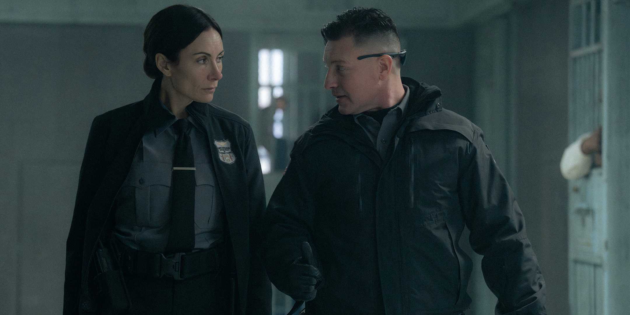 Карни из *Mayor of Kingstown* сезона 4, разговаривающий с Синди Стефенс (Лаура Бененти)