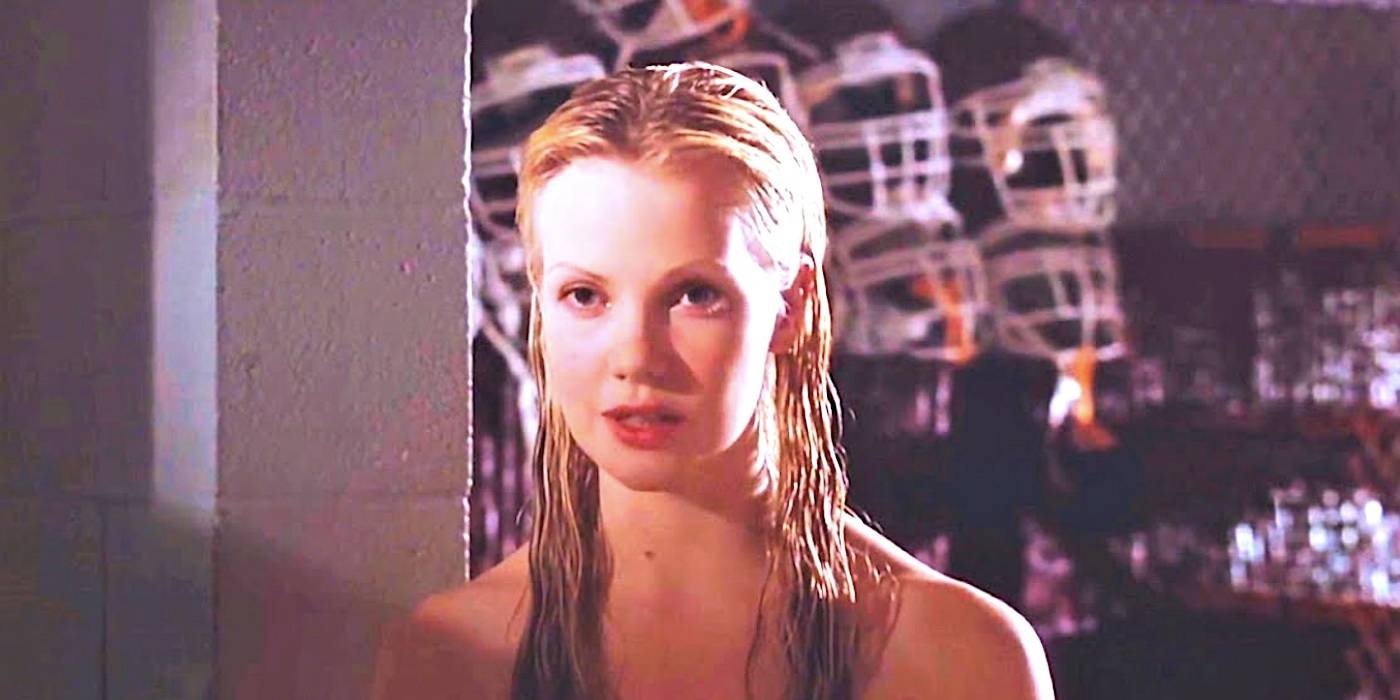 Незритая Лауры Харрис, Мэрибет, обнаженная в раздевалке в фильме "The Faculty"