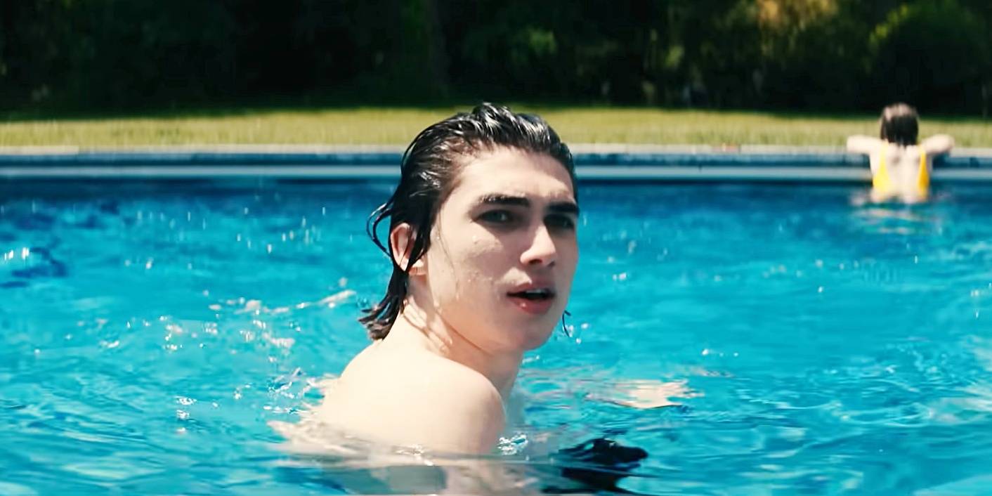 Чарли Эванс в роли Арчи Санфорд в фильме *Оставьте мир позади*.