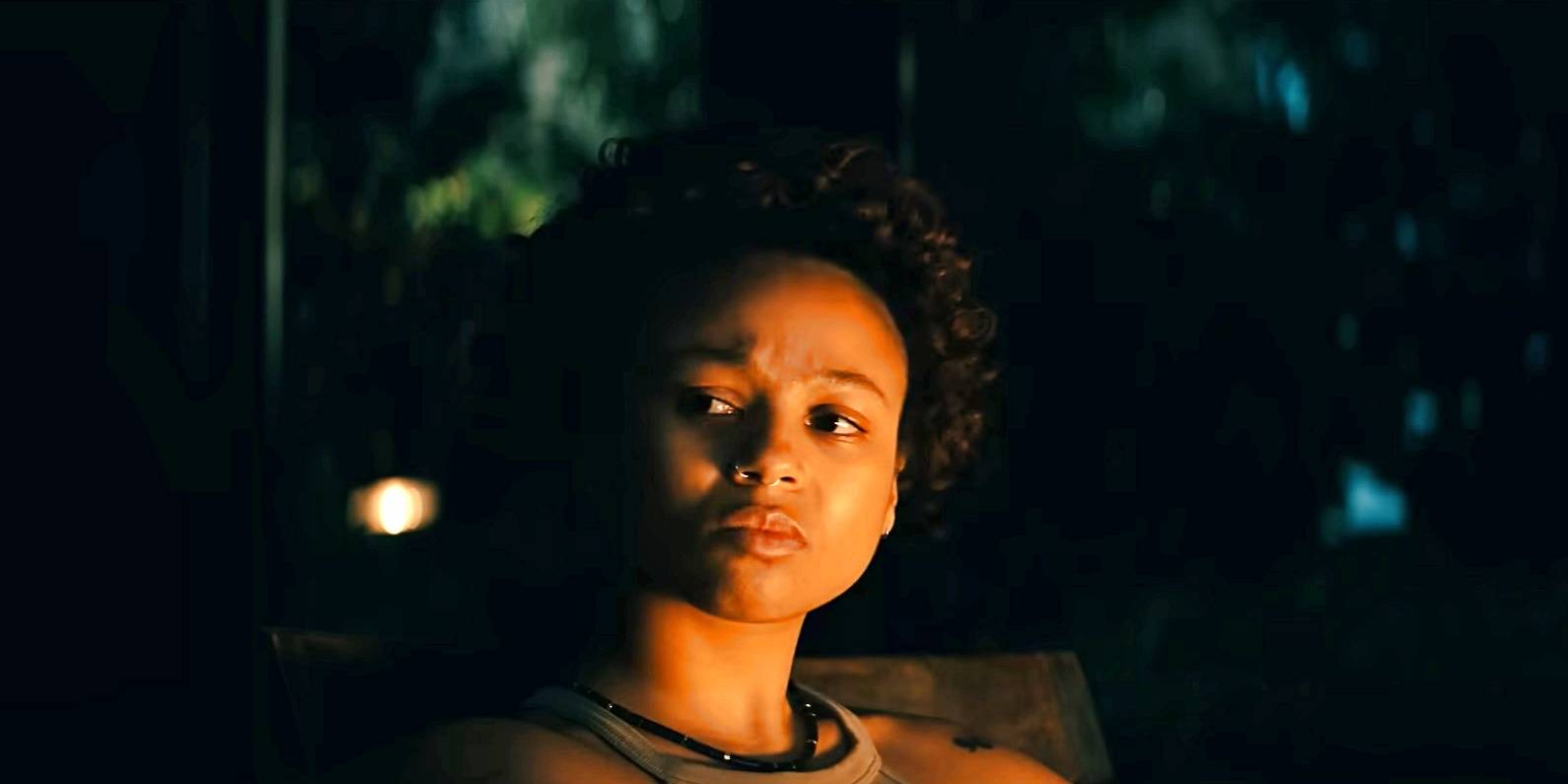 Майхала в роли Рют Скотт в фильме "Оставьте мир позади".