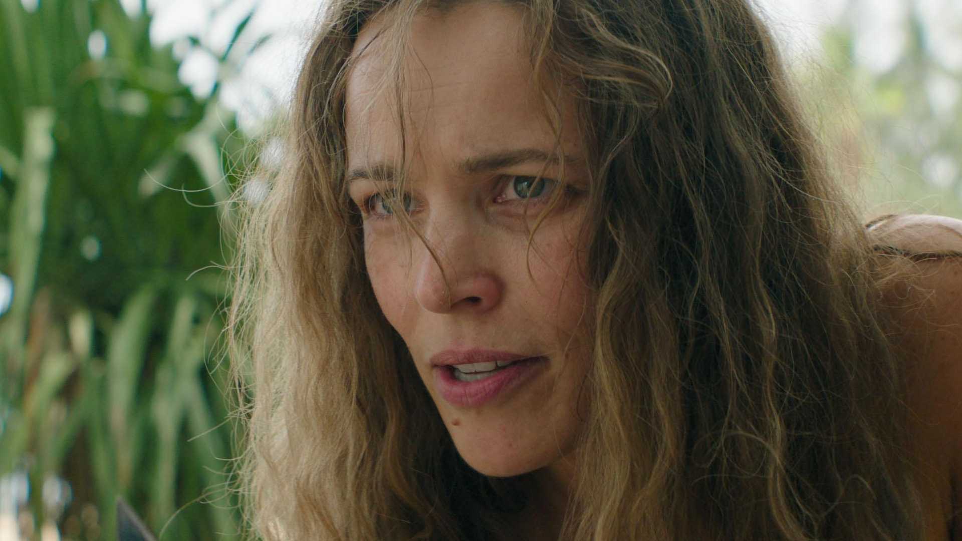 Линда Лидл смотрит вдаль в Send Help