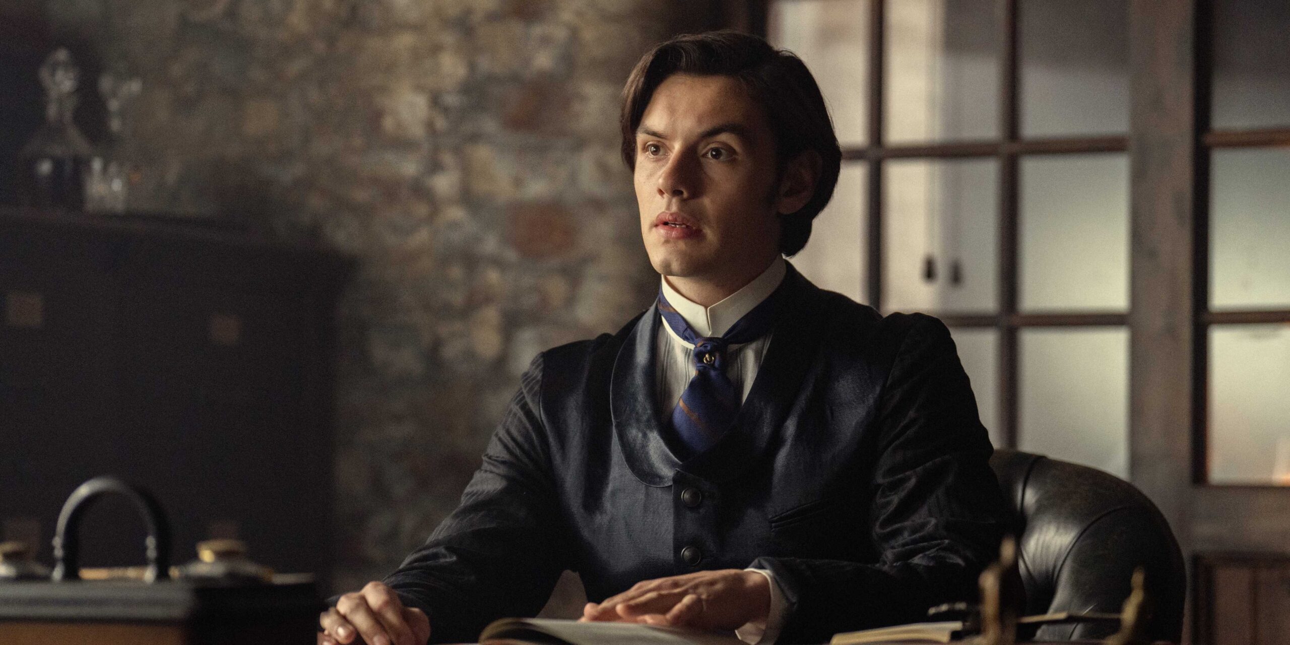 Луис Партридж в роли Эдварда Гиннеса, сидящего за столом и смотрящего вдаль в House of Guinness