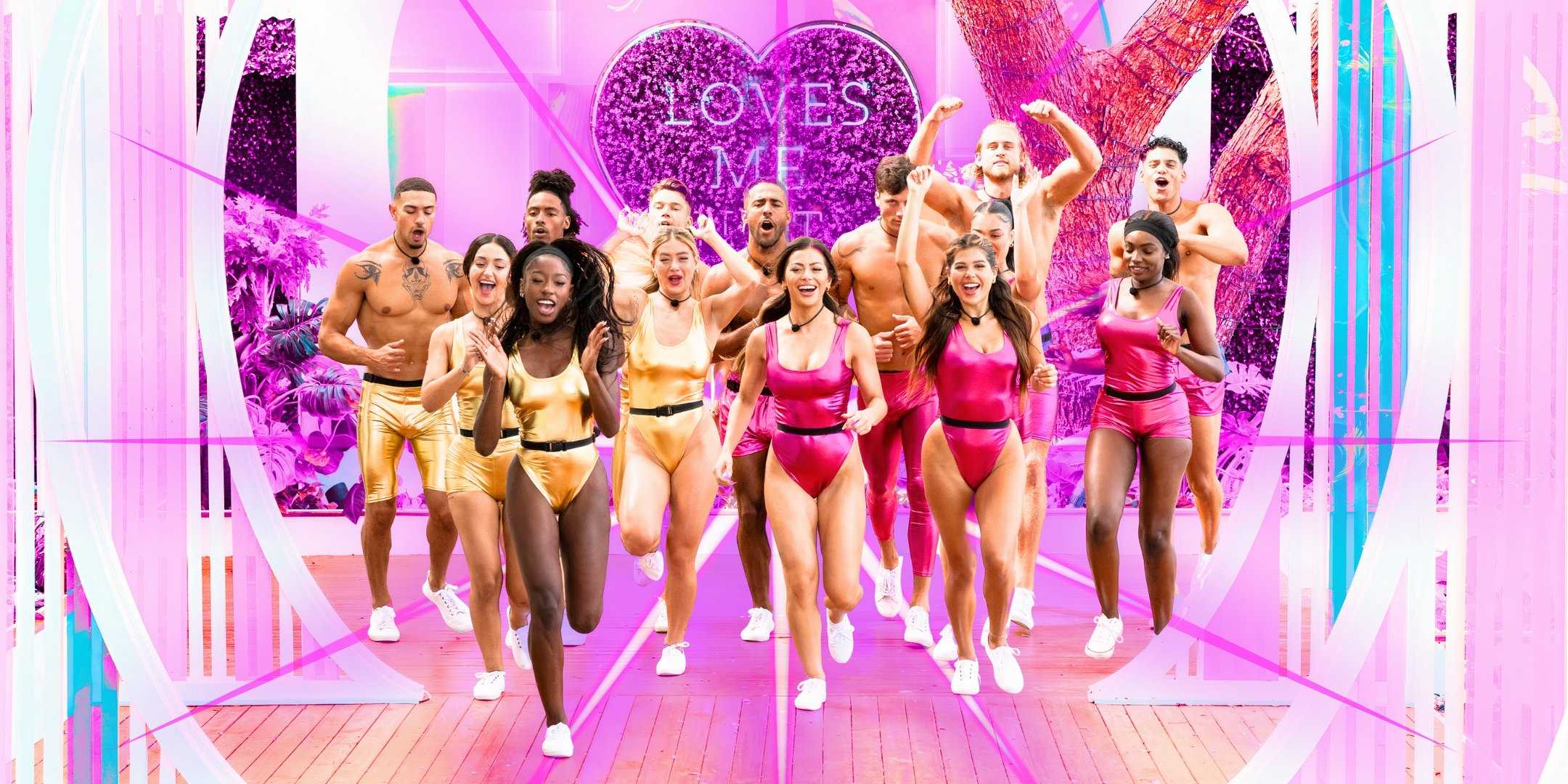 Актеры шоу "Love Island Beyond The Villa" бегают в золотых и розовых купальниках