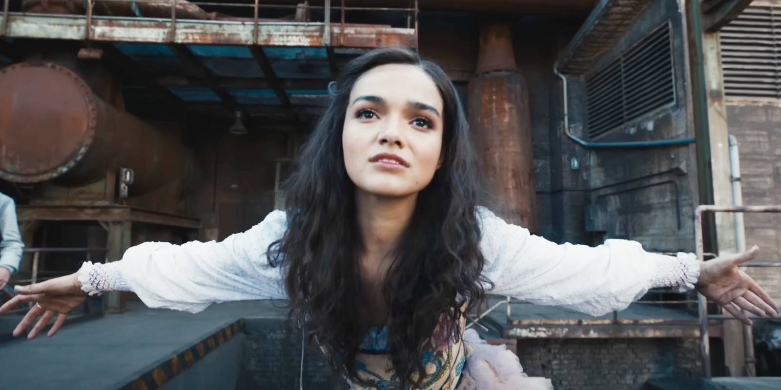 Люси Грей Бэрд (Рейчел Зеглер) кланяется во время жеребьевки в "Песне соловьев и змей"